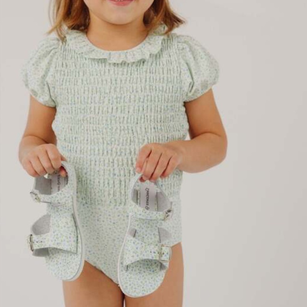 Like new MINNOW Hibiscus Ditsy Puff Sleeve Smocked One Piece With Ruffle Collar